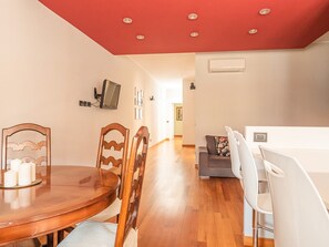 Deluxe-Apartment | Wohnbereich | 24-Zoll-Fernseher mit Digitalempfang