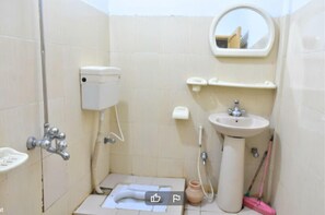 디럭스 더블룸 | 욕실 | 샤워 시설, 무료 세면용품, 슬리퍼, 타월