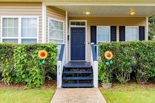 Central, Wonderful Porch & Yard! Hazel Hideaway