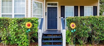 Central, Wonderful Porch & Yard! Hazel Hideaway