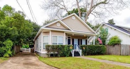 Central, Wonderful Porch & Yard! Hazel Hideaway
