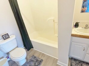 Badewanne, Haartrockner, Handtücher