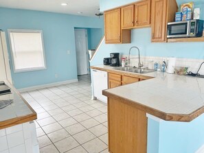 Fridge, microwave, oven, stovetop - The Bliss Lodge - Large House (Columbus)