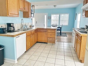 Fridge, microwave, oven, stovetop - The Bliss Lodge - Large House (Columbus)