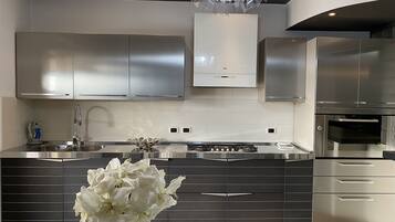 Frigorifero, microonde, forno, piano cottura