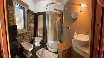 Combinazione doccia/vasca, asciugacapelli, bidet, asciugamani