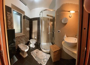 Duschwanne, Haartrockner, Bidet, Handtücher