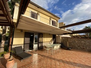 Outdoor dining - VILLA MILICI TAORMINA (TAORMINA TRAPPITELLO ( ME ))