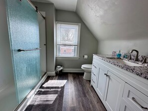 Tina con regadera, secadora de cabello, toallas 