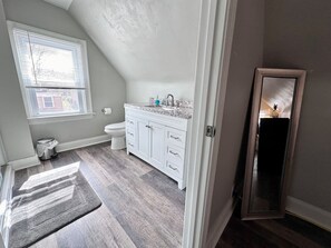 Combined shower/tub, hair dryer, towels