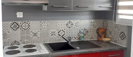 Kühlschrank, Mikrowelle, Ofen, Herdplatte