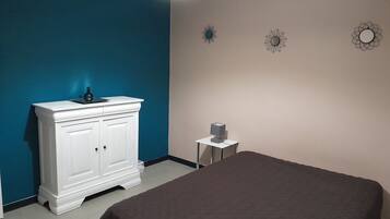 1 quarto, ferros/tábuas de passar roupa