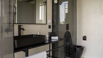 Douche, sĂšche-cheveux, serviettes fournies, savon