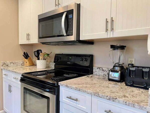 Refrigerador, microondas, horno y parrilla de estufa