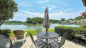 Outdoor dining - Stunning Water View Villa Near Beach, Hilton Head (Hilton Head Island)