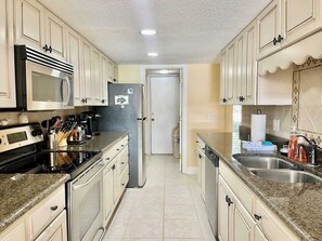 Fridge, microwave, oven, stovetop - Stunning Water View Villa Near Beach, Hilton Head (Hilton Head Island)