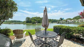 Outdoor dining - WATERFRONT VIEWS! BEAUTIFUL HILTON HEAD ISLAND VILLA NEAR BEACH & FISHING (Hilton Head Island)