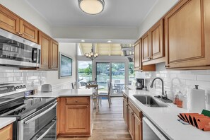 ثلاجة، ميكروويف، فرن، موقد طهي مسطح