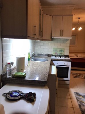 Kühlschrank, Ofen, Herdplatte, Wasserkocher