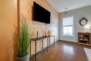 Interior - ⭐Southern Charmer•Historic Downtown•Private Porch⭐ (Savannah)
