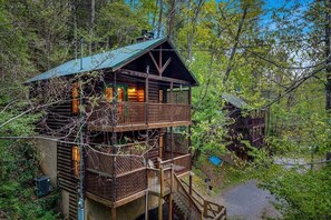 Exterior - Blissful Tranquility-Small Fenced Yard-No Steep Roads-7 Min to Dollywood (Sevierville)