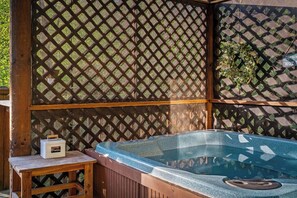 Outdoor spa tub - Blissful Tranquility-Small Fenced Yard-No Steep Roads-7 Min to Dollywood (Sevierville)