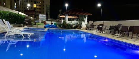 Una piscina al aire libre, una piscina climatizada