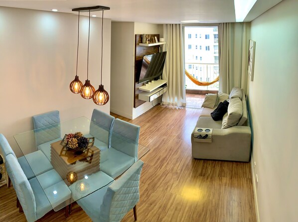 TV connectée, baby-foot, livres