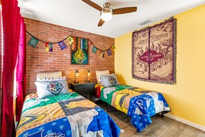6 bedrooms, in-room safe, iron/ironing board, travel cot - Emerald Oasis, 5*, pool/spa, water view, game room, gated, 3 Miles to Disney! (Kissimmee)