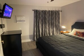 1 slaapkamer, een bureau, een strijkplank/strijkijzer, wifi