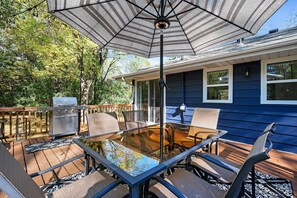 Outdoor dining - REMODELED Home, KING Beds, FAST WiFi (Minnetonka)