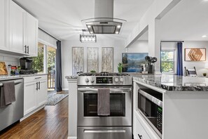Refrigerador, microondas, horno, placa de cocina