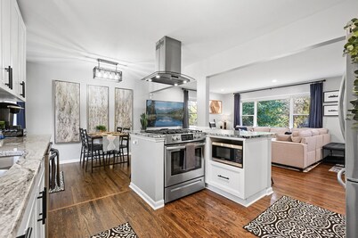 REMODELED Home, KING Beds, FAST WiFi