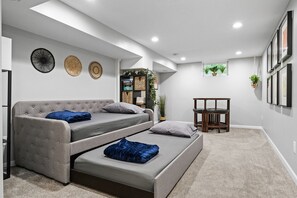 4 habitaciones, escritorio y tabla de planchar con plancha