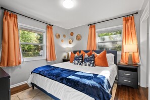 4 soverom, skrivebord, strykejern/-brett og reiseseng for barn