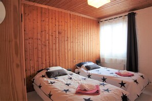 2 bedrooms, iron/ironing board, WiFi, bed sheets
