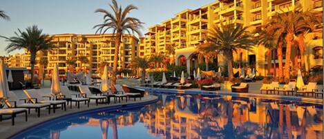 Utendørsbasseng og et oppvarmet basseng