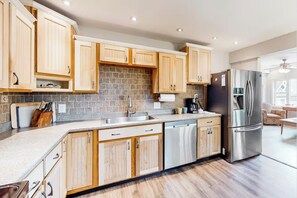 ثلاجة، ميكروويف، فرن، موقد طهي مسطح