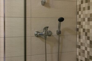Douche, séchoir à cheveux, serviettes fournies, savon