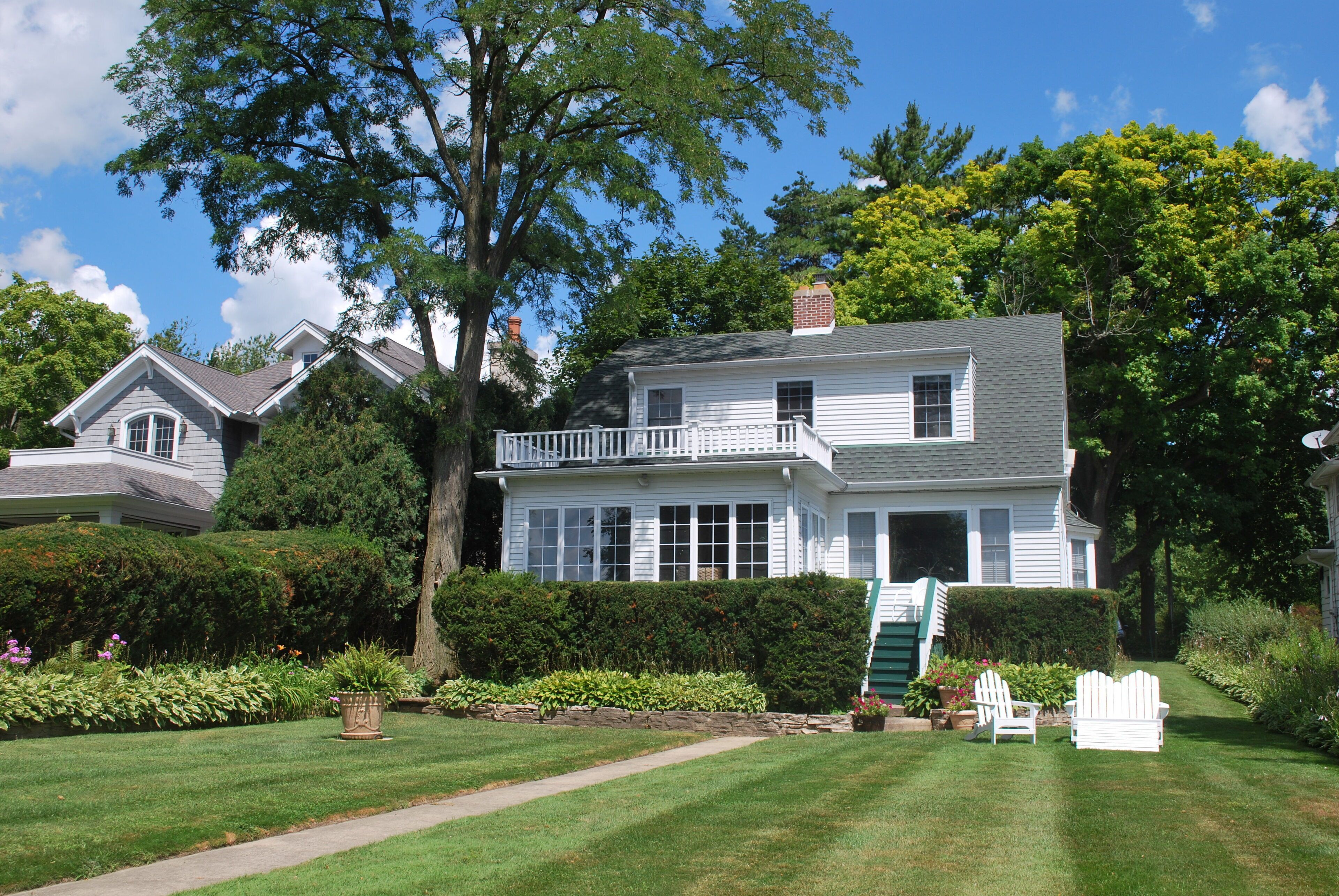 Classic Lake House on Powers Lake with boat house! Pet-friendly!