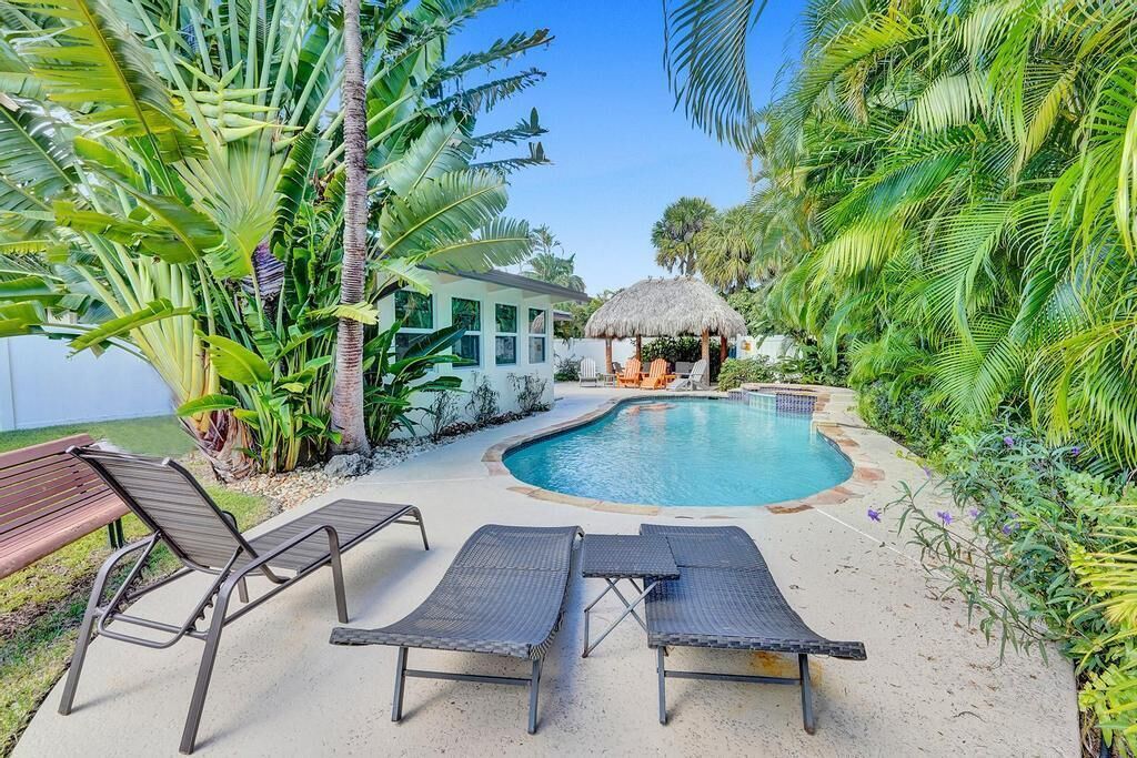 Private heated Pool, 6 minute walk to the beach and shopping