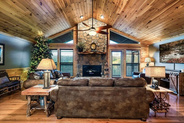 Smart TV, fireplace, video games, DVD player - Private Luxury Cabin 4BD/4BA, Games, Firepit, HotTub, WOW Views, 5min to Parkway (Sevierville)