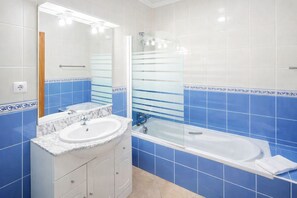 Bathtub, hair dryer, bidet, towels - Casa Da luz 5, ocean view, pool & beach 200 meters away  (Praia da Luz)