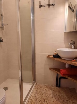 Douche, sĂšche-cheveux, papier toilette