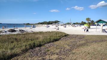 Beach nearby, sun loungers, beach towels