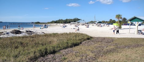 In Strandnähe, Liegestühle, Strandtücher