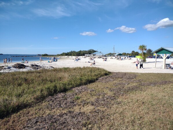 在海灘附近、躺椅、沙灘巾