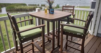 Beautiful 3 bedroom condo riverfront. Best views, best price on the river!
