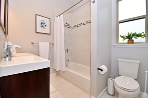 Ensemble douche/baignoire, sèche-cheveux, serviettes fournies, savon