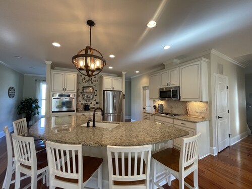 Modern farm Home Close to Jordan lake and Downtown apex